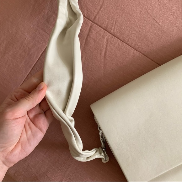 Minimalist leather crossbody bag - Picture 4 of 12